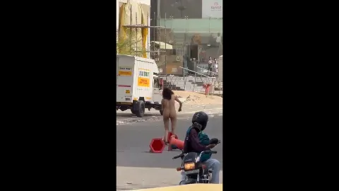 Pune drunk girl strips full naked in public after fight with boyfriend viral mms